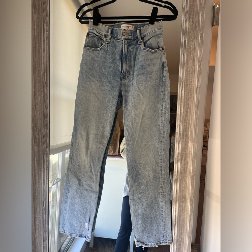 Light wash Abercrombie Jean.